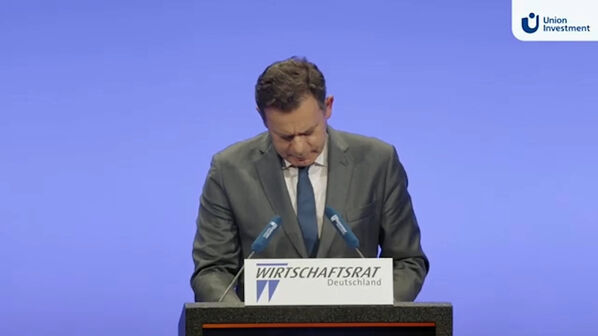 O momento em que Luís Montenegro se engana e diz 'führer' em vez de 'futuro' durante discurso na Alemanha