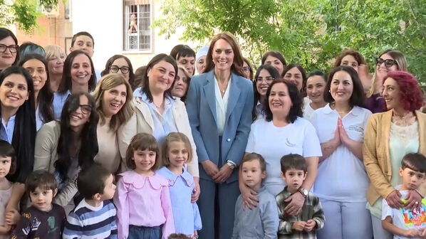 Kate Middleton emociona multidão em Itália na primeira viagem internacional após recuperação de um cancro