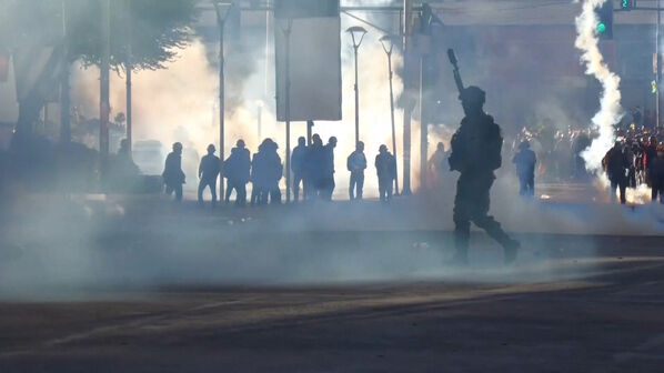 Mineiros detonam dinamite durante protestos na Bolívia  