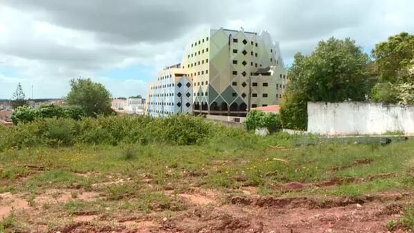 Dificuldades económicas interrompem obras de edifício em Alcobaça concebido pelo arquiteto Tomás Fonseca