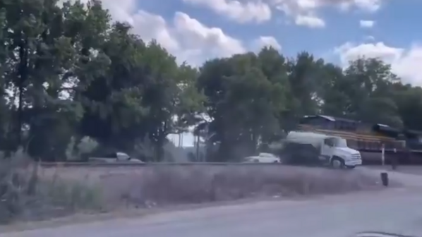 Imagens mostram colisão entre camião cisterna e comboio que viajava a alta velocidade nos EUA 