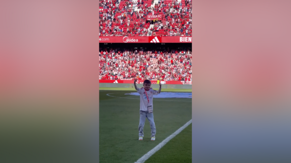 Jovem adepto de 12 anos com doença rara homenageado no estádio do Sevilha