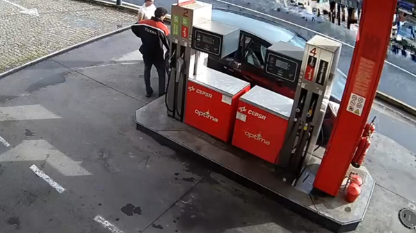 Imagens de vigilância gravam momento em que casal que abandonou crianças francesas pára em bomba de gasolina em Portugal