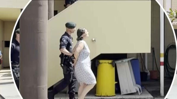 De cabeça erguida e algemada: Imagens exclusivas mostram mãe que abandonou crianças a sair de posto da GNR de Fátima