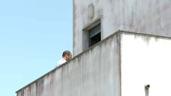 Gritos e cânticos no posto da GNR de Palmela onde mãe e padrasto de crianças abandonadas estão  