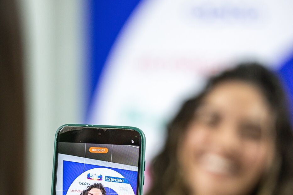 Sara Barradas surge em destaque num ecrã com logos de marcas