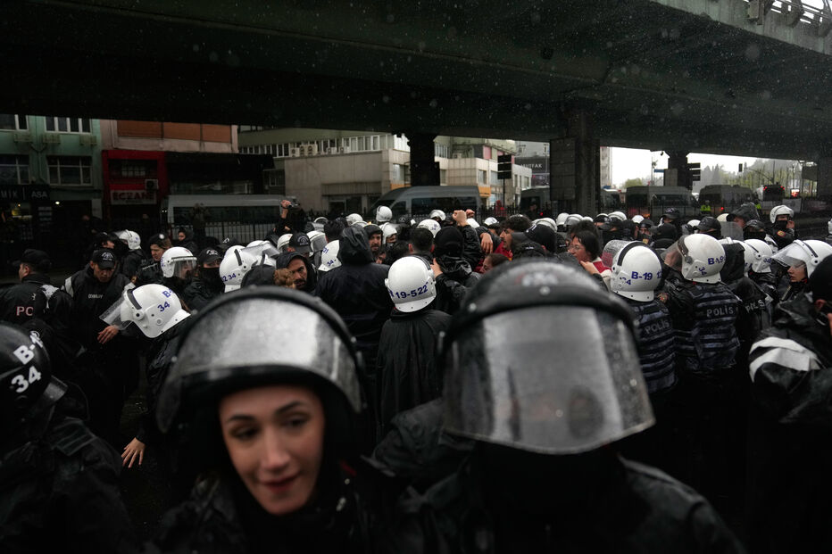Centenas de manifestantes foram detidos nas celebrações do 1.º de Maio em Istambul,Turquia