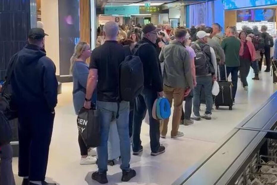 Passageiros enfrentam filas extensas no aeroporto de Lisboa