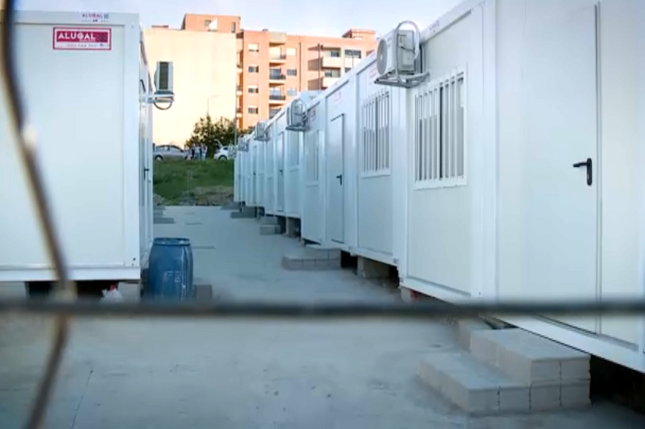 “Eles não têm noção?”: Moradores questionam falta de condições de contentores onde vão ser alojados