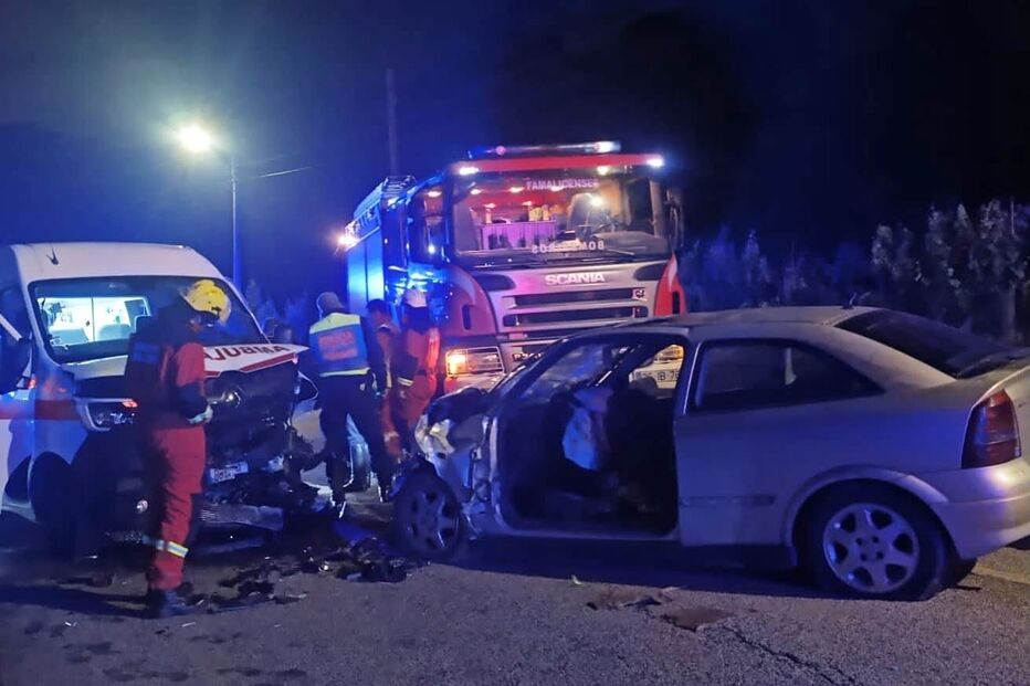 Colisão na EN14: Idosa morre após carro em contramão embater em ambulância