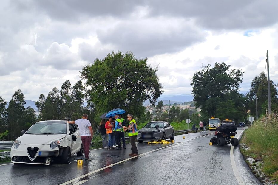 Moto-quatro despista-se e abalroa dois carros em Braga. Três pessoas ficaram feridas