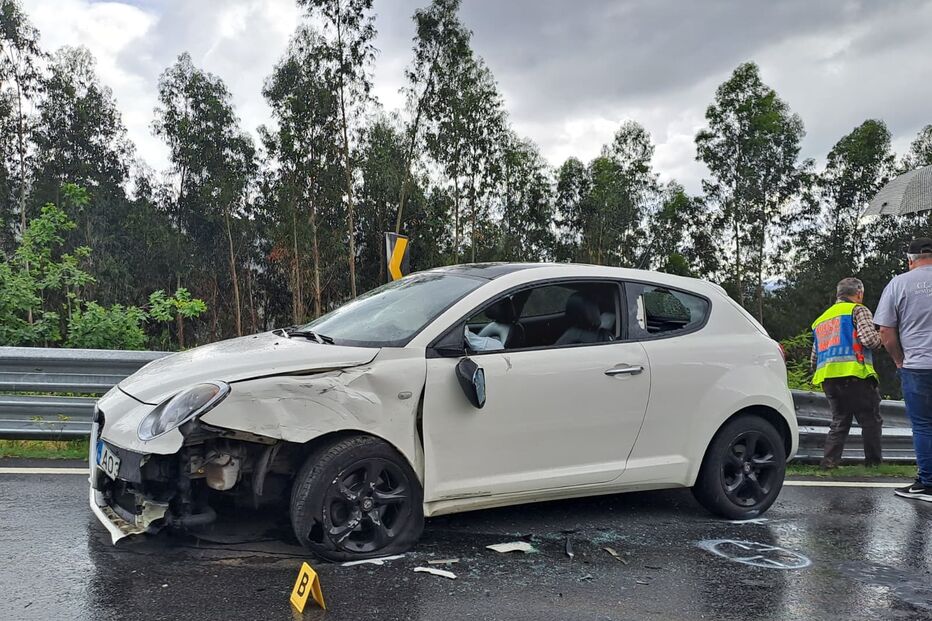 Moto-quatro despista-se e abalroa dois carros em Braga. Três pessoas ficaram feridas