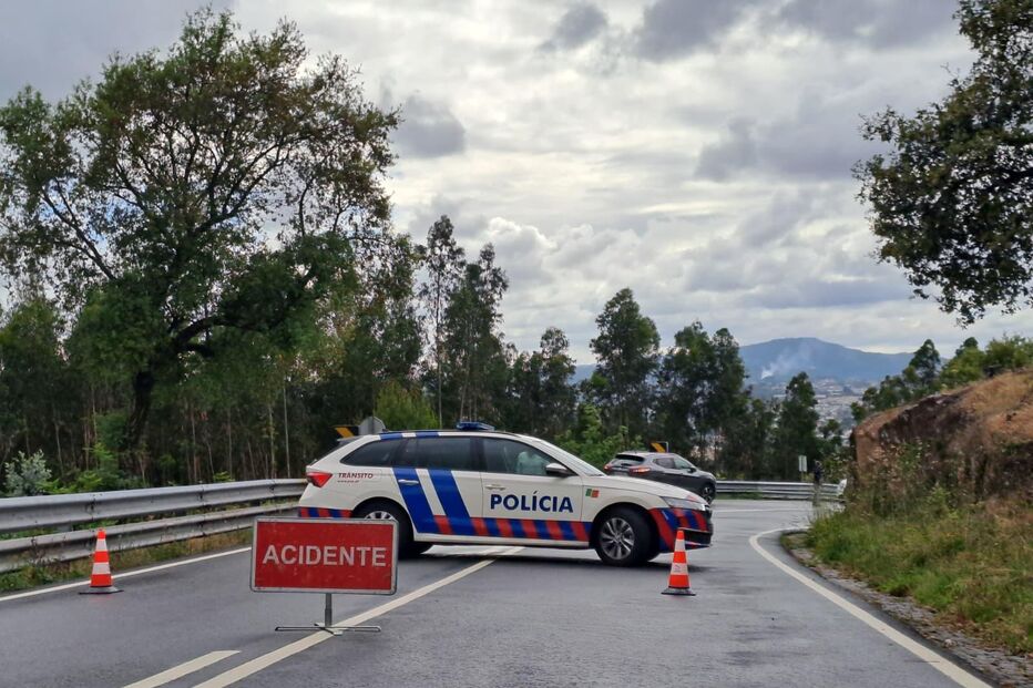 Moto-quatro despista-se e abalroa dois carros em Braga. Três pessoas ficaram feridas