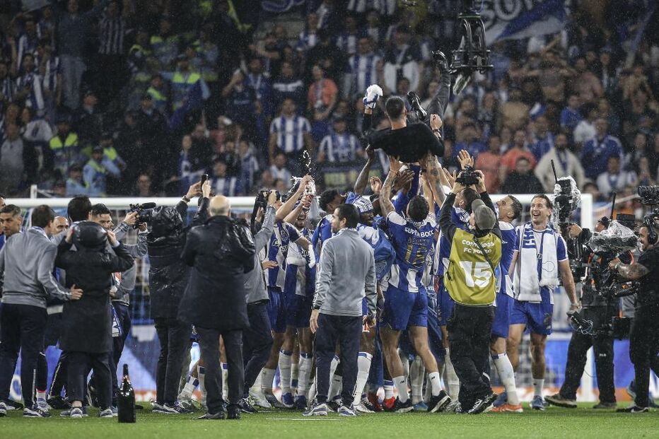 Farioli e equipa festejam conquista do campeonato