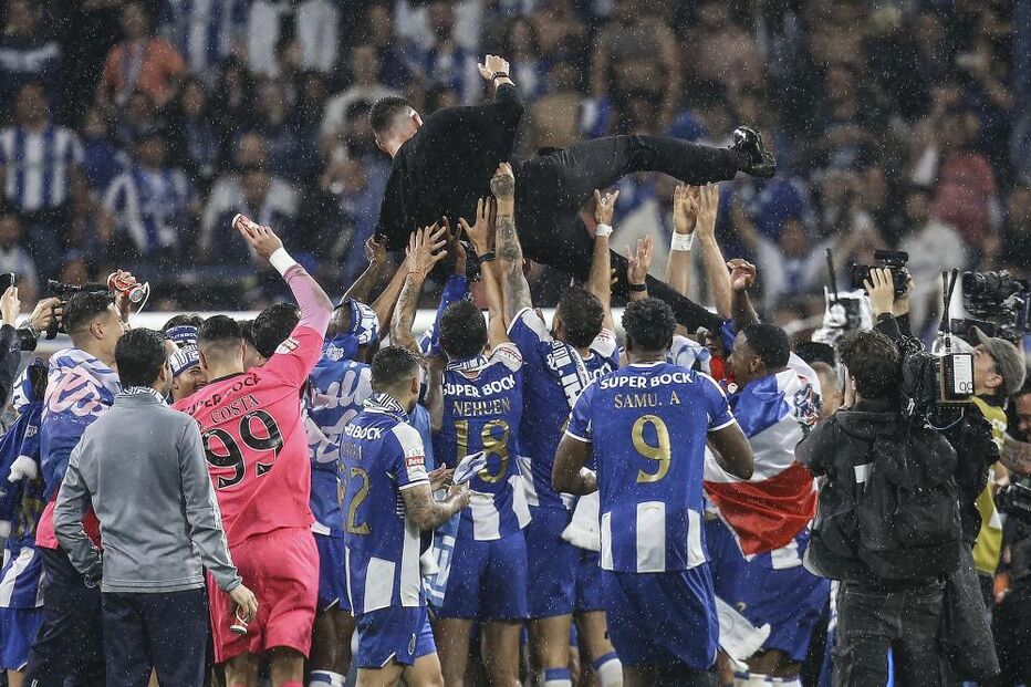 Farioli e equipa festejam conquista do campeonato