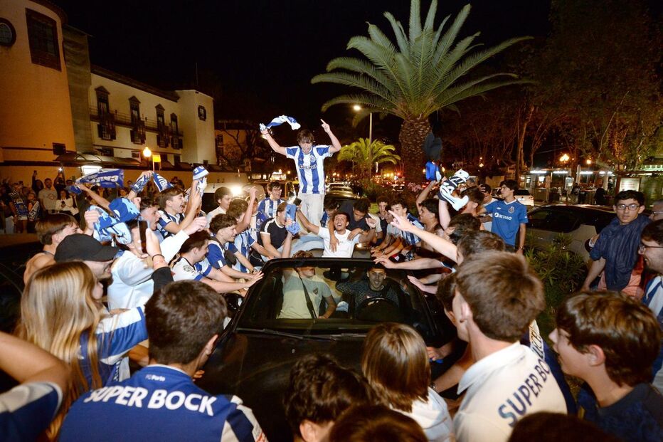 Adeptos festejam vitória do FC Porto no Funchal