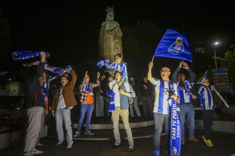 Adeptos festejam vitória do FC Porto nas Caldas da Rainha