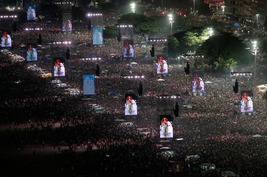Subiu também ao palco no Rio de Janeiro Anitta, Caetano Veloso, Maria Bethânia e Ivete Sangalo