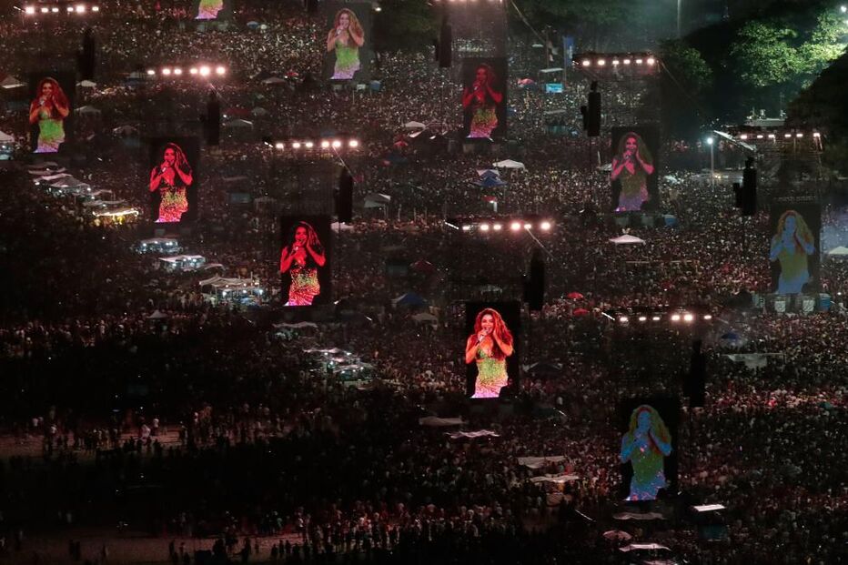 Shakira atrai multidão em Copacabana, Rio de Janeiro, com concerto memorável