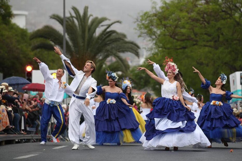 Milhares de pessoas assistem ao cortejo da Festa da Flor na Madeira apesar da chuva