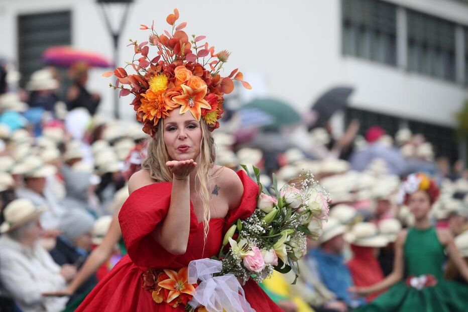 Milhares de pessoas assistem ao cortejo da Festa da Flor na Madeira apesar da chuva