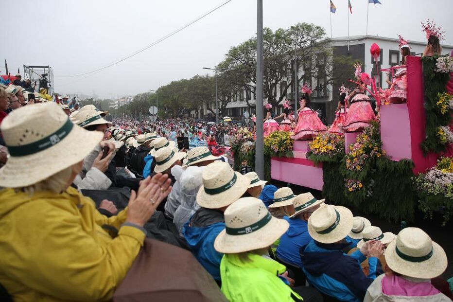 Milhares de pessoas assistem ao cortejo da Festa da Flor na Madeira apesar da chuva