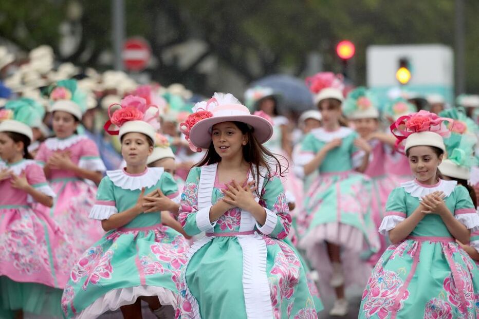 Milhares de pessoas assistem ao cortejo da Festa da Flor na Madeira apesar da chuva