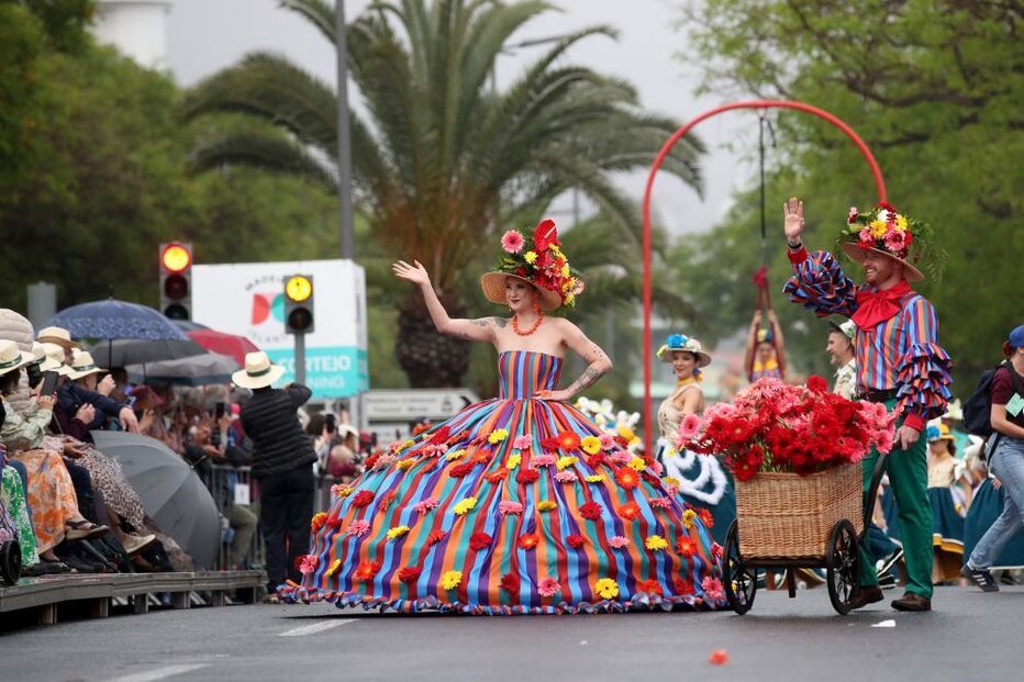 Milhares de pessoas assistem ao cortejo da Festa da Flor na Madeira apesar da chuva