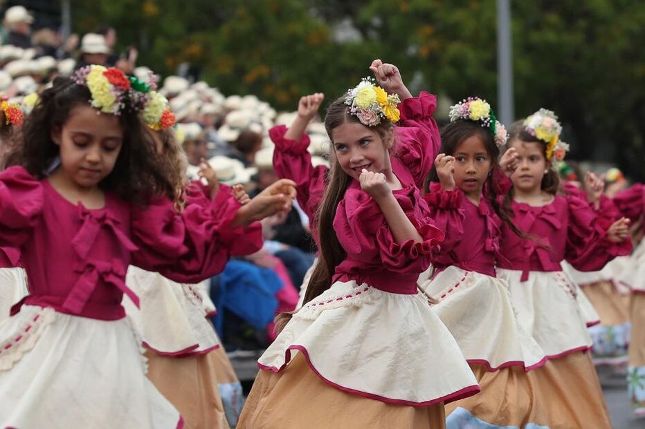Milhares de pessoas assistem ao cortejo da Festa da Flor na Madeira apesar da chuva