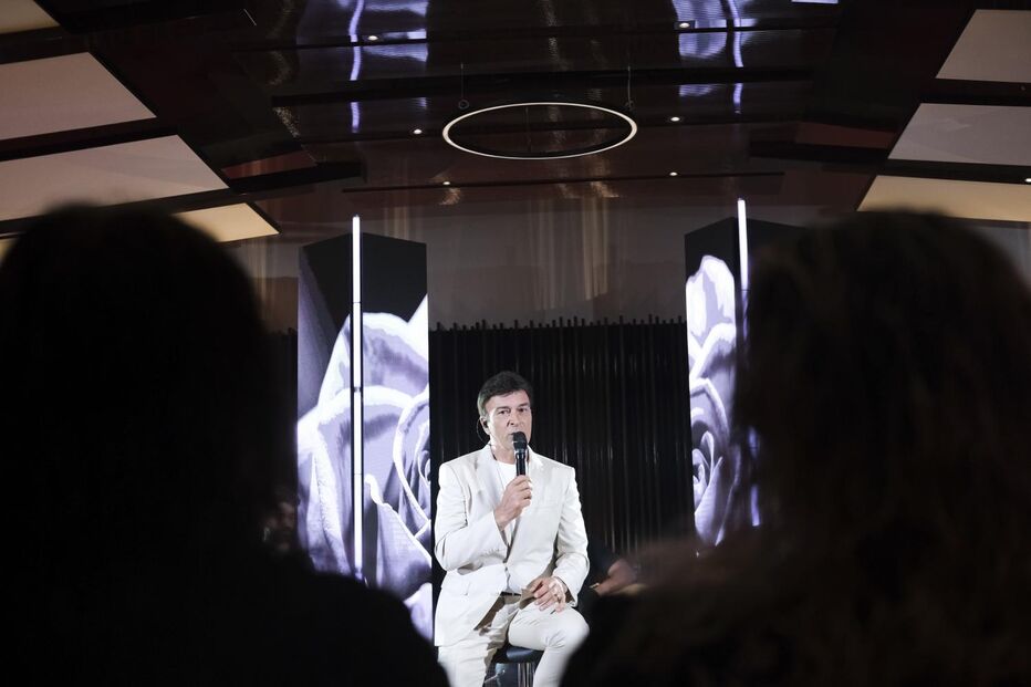 Tony Carreira cantou no seu estúdio