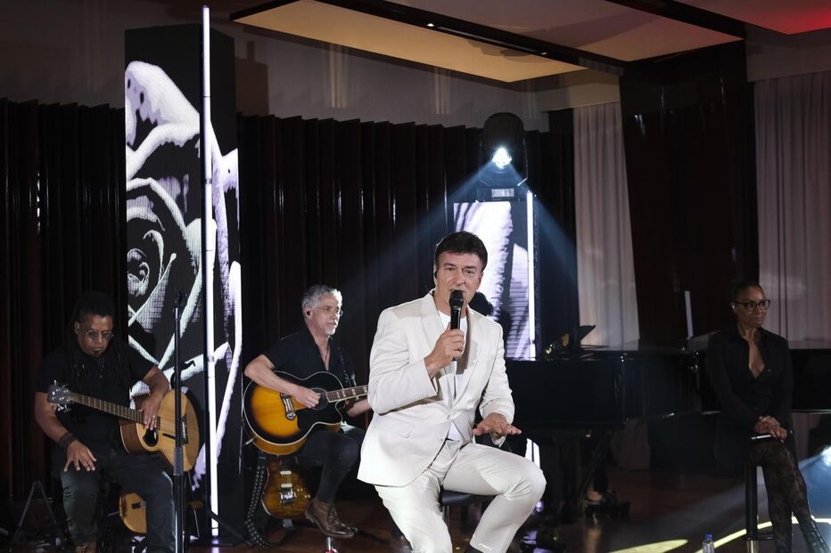 Tony Carreira cantou no seu estúdio
