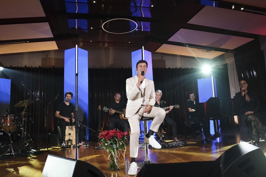Tony Carreira cantou no seu estúdio