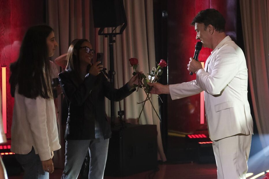 Artista recebeu flores dos fãs