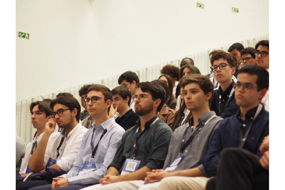 Pessoas assistem a uma apresentação em sala de aula