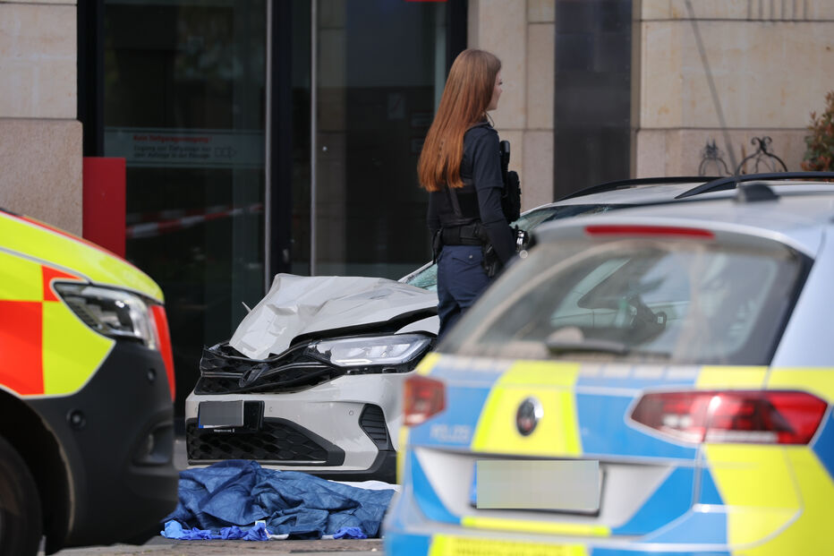 Carro investe contra multidão em Leipzig