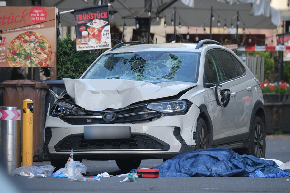 Carro investe contra multidão em Leipzig