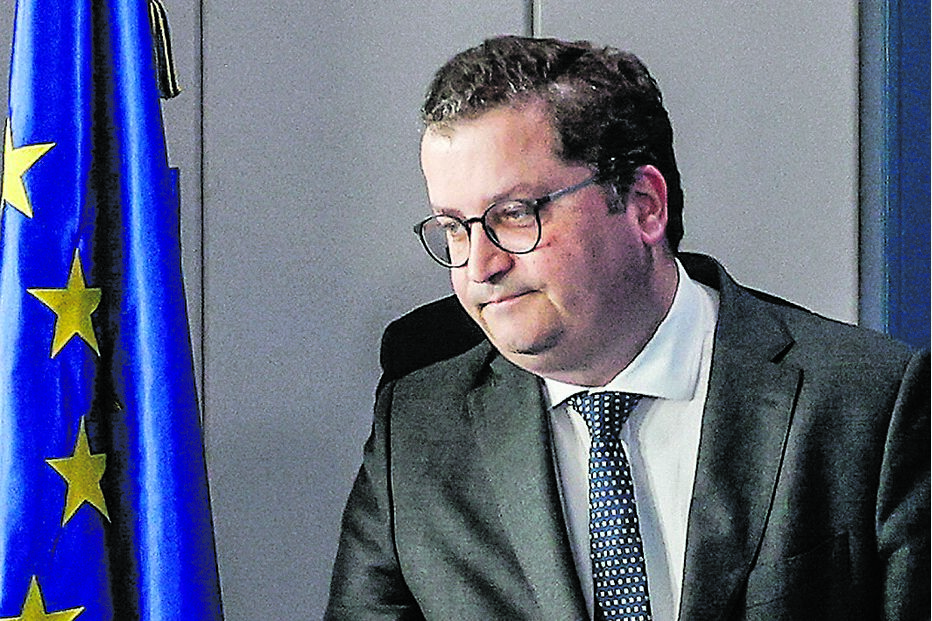 Ministro das Finanças prevê queda da dívida pública em Bruxelas