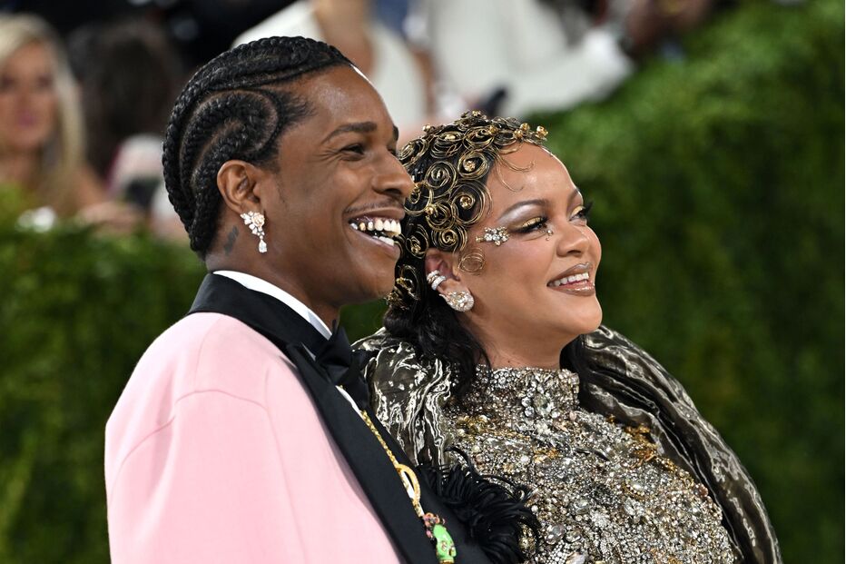 Rihanna e A$AP Rocky sorriem juntos num evento de moda