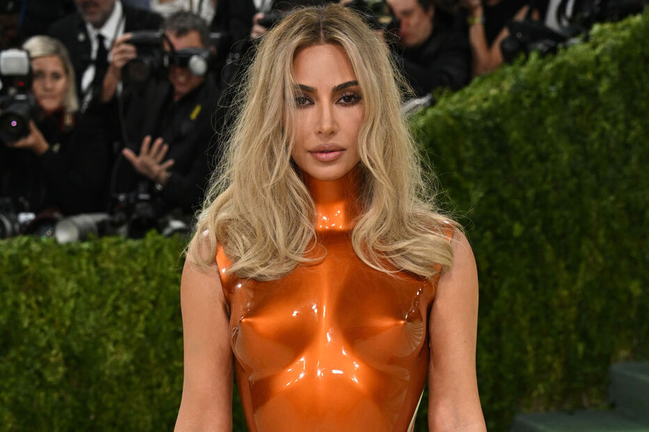 Kim Kardashian posa com um vestido brilhante num evento