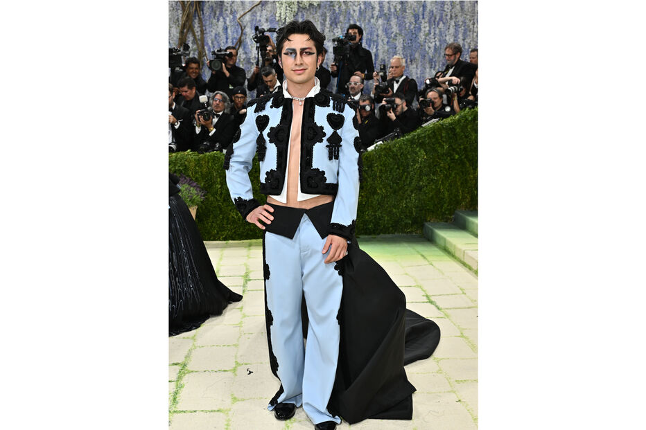 Ator com visual arrojado no Met Gala, em Nova Iorque