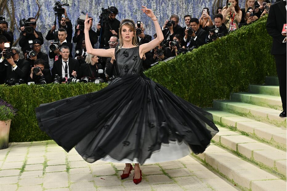 Maya Hawke deslumbra no Met Gala, em Nova Iorque