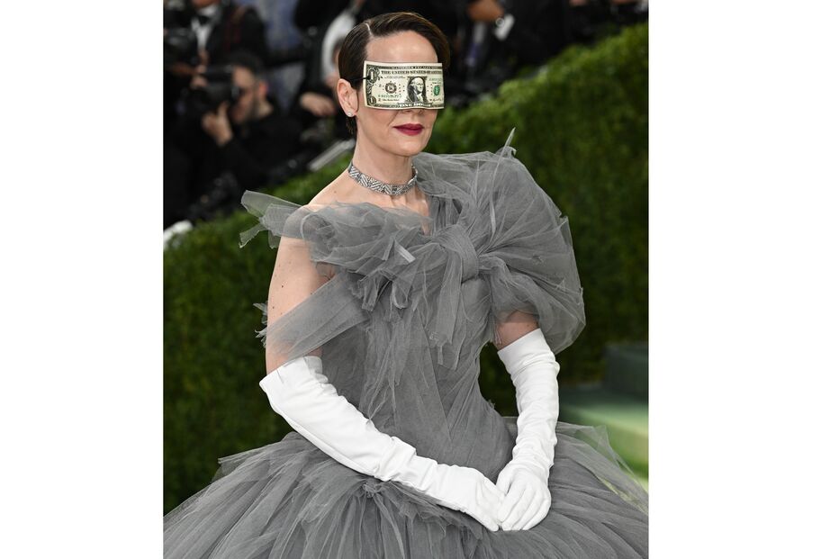 Sarah Paulson destaca-se no Met Gala com um visual irreverente