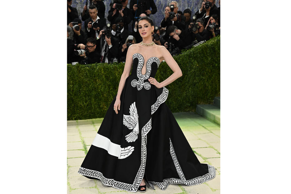 Anne Hathaway no Met Gala 2026, em Nova Iorque