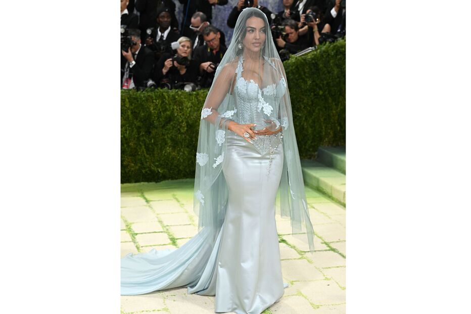 Georgina Rodriguez deslumbra no Met Gala, em Nova Iorque, com um vestido e véu azul celeste
