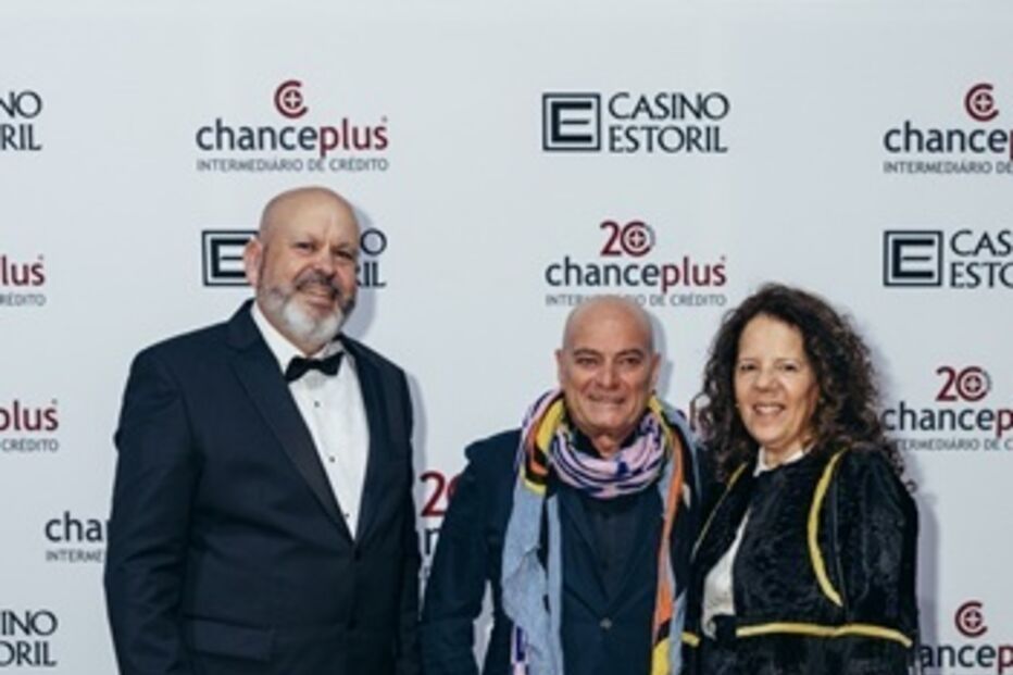 Grupo posa junto a logótipos Chanceplus e Casino Estoril