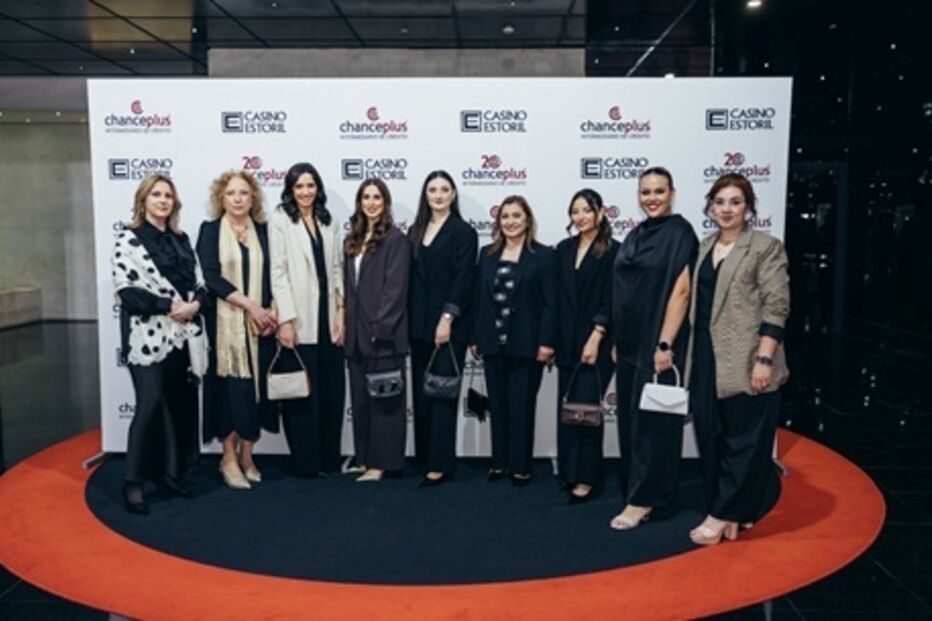 Grupo de mulheres reunidas num evento no Casino Estoril