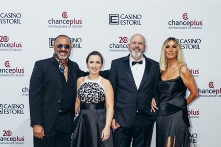 Grupo posa no Casino Estoril junto a logotipos de marcas