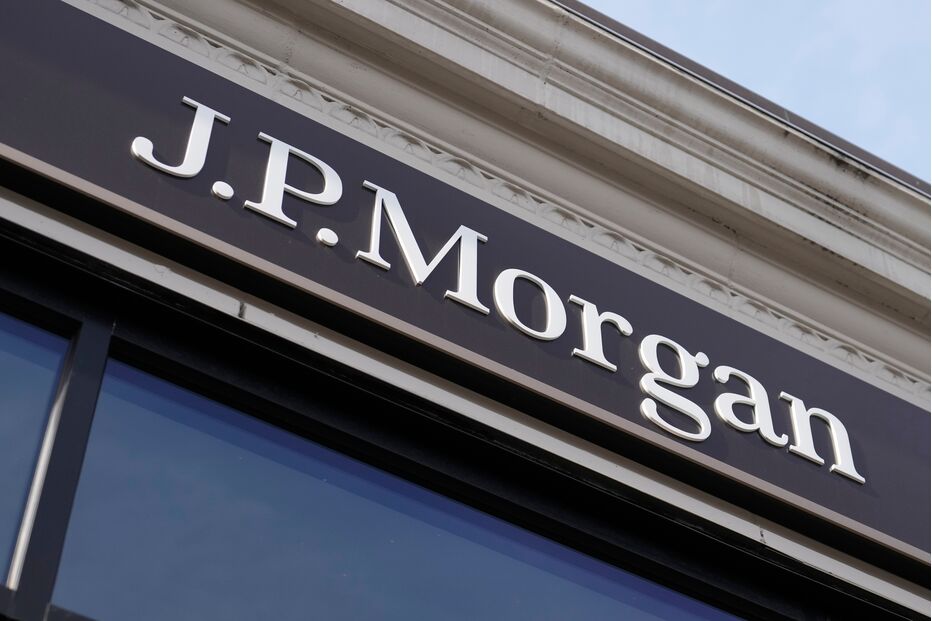 Letreiro da J.P. Morgan visível numa fachada de edifício