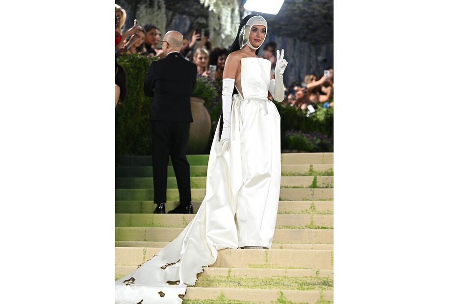 Katy Perry usa vestido que esconde o rosto