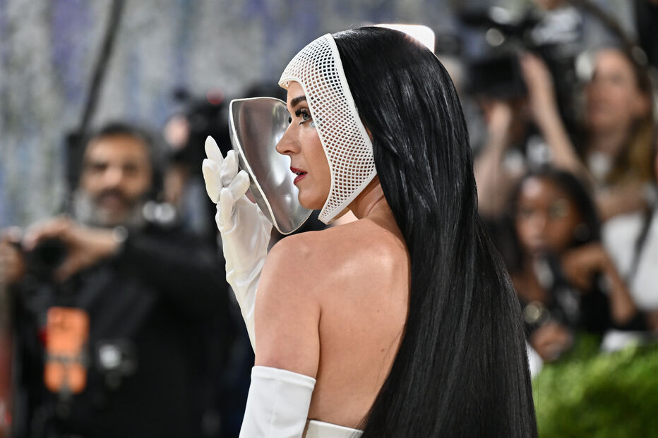 Katy Perry usa máscara facial e vestido branco num evento público